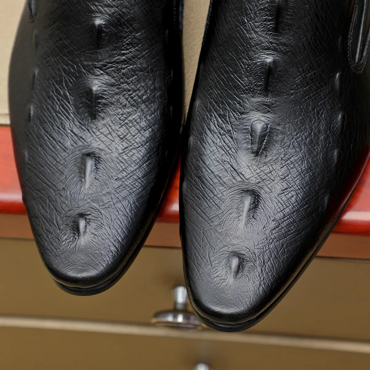 Men's shoes 💰540 💰 Louis Vuitton LV ® Autumn and Winter 🆕 models 🔛Full shoe counter First layer cowhide, 🐂leather lining casual shoes for men, super soft outsole, essential for driving. Counter synchronized original first layer cowhide completely 1:1 mold customization 🌹Top version, 2 colors optional! Number: 38-45 (37.46. Customized)